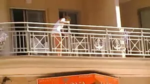 Η μαλλιαρή BBW Leila Lewis αφήνει τον μασέρ να την προσκυνήσει πριν βγάλει τα παιχνίδια