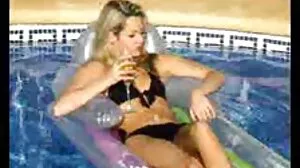 Ελκυστική Τσέχικη βόμβα lexi dona δάχτυλα και κατεβαίνει