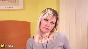 Η μελαχρινή καλλονή πειράζει στο POV πριν καβαλήσει σε πρωκτικό ζευγάρι