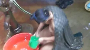 Κοιμάται μαμά έφηβος τριών ατόμων και squirt με κάμερα Ξένος σε μια τεράστια έπαυλη ξέρει