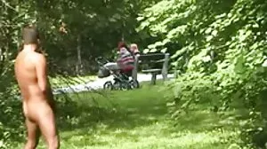 Η μιλφ με τατουάζ κάνει μια γραμματέα να τη γλείφει καθώς το αφεντικό της παρακολουθεί
