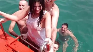 Ξανθός έφηβος ληστής χτυπά άγνωστο στο αυτοκίνητο