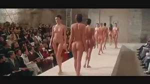 Η σούπερ μικροκαμωμένη Trinity κάνει σεξ για τρία άτομα με μετρητά