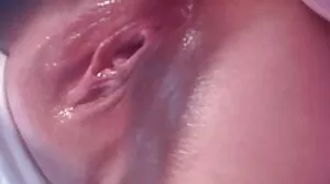 Η σύζυγος της swinger Laura Devis δείχνει την κακιά της