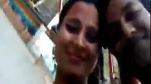 Πρωκτικό με μεγάλο tit Latina σύζυγο