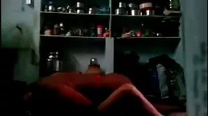 Η αδερφή δείχνει στον θετό αδερφό πώς αυνανίζεται