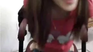 Η καυλιάρης μικρή Kayla αποπλανεί τον φίλο του για να κάνει ένα ερωτικό τρίο