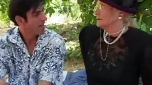 Θετή κόρη που γλείφει μοναχικά μεγάλα βυζιά της milf θετές μητριές μουνί