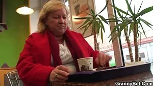 Ασιατική τσούλα ιππασία πιπιλίζοντας μεγάλο μαύρο καλάμι διαφυλετικό