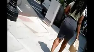 Ανταλλάσσοντας τις καυλιάρες κόρες τους