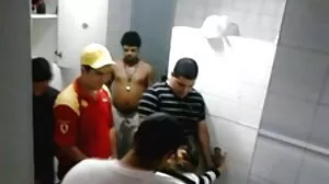 Δείξτε τη σέξι στολή μου για να βοηθήσω τον θετό μου γιο να ξεπεράσει την πρώην του
