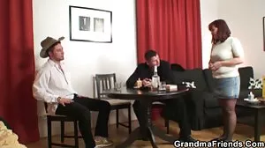 Αδυνατισμένος έφηβος και μπούστος μιλφ καυτός τρίποδο στην κρεβατοκάμαρα