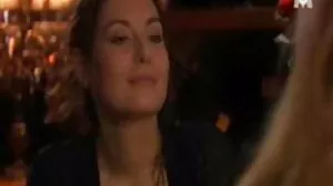 Η Slutty StepSis παίρνει το δάχτυλο fuck foreplay πριν το stud χτυπήσει το p1 της