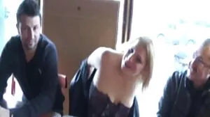 Strapon λεσβία κυριαρχείται από femdoms fingered