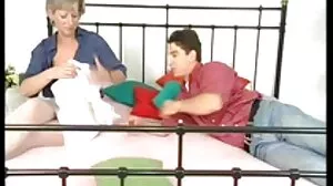 Έφηβος ερασιτέχνης πιπίλισμα και ιππασία