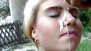 Οι έφηβοι κορυφώνονται για τη θετή αδερφή της λεσβίας