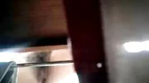 Γοτθικό μωρό από έβενο που κουνάει ένα λευκό κόκορα pov