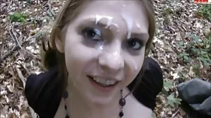 Slut παίρνει cumshot προσώπου πιπίλισμα κόκορας