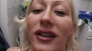 Η εντυπωσιακή MILF με εσώρουχα σαγηνεύει τον κερατωμένο θετό της γιο