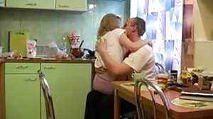 Η σέξι μαμά Bianka Sarai αρέσει να διδάσκει