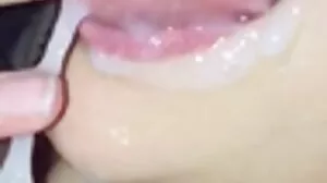 Το Big Titted MILF γλείφει το Pussy Juice της