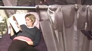 Petite Beauty Πάρτε τον μεγάλο μαύρο κόκορα στο σφιχτό μουνί της