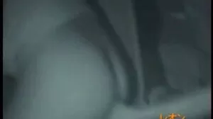Squirting μωρό με τα δάχτυλα ενώ τραντάγεται σε ερωτικό ζευγάρι