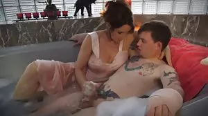 Η Stepsis Tiffany πειράζει την stepbro με τις ωραίες γυαλί και τον κώλο της