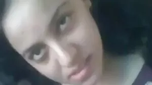 Δύο ξανθιές έφηβες βρέχουν τα σφιχτά μουνιά τους χρησιμοποιώντας τη γλώσσα τους